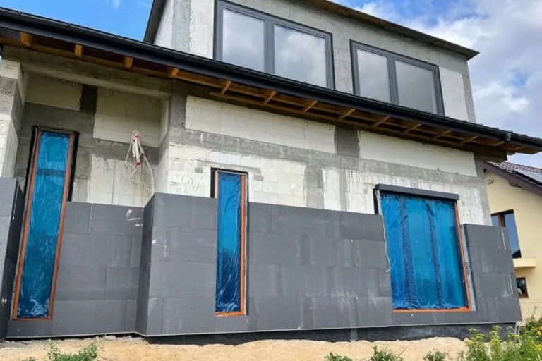 Jaką grubość styropianu wybrać na ramę okna dla lepszej izolacji?