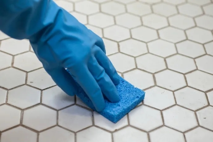 Skuteczne sposoby na mycie kafelek w kuchni, które usuną każdy brud