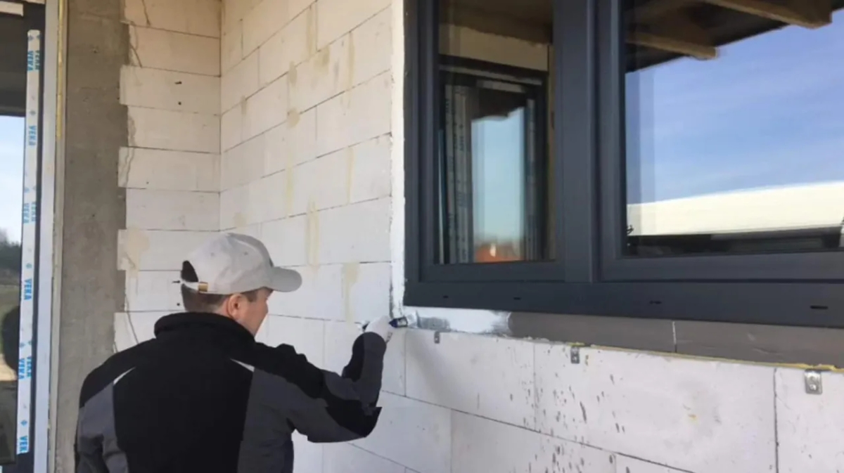 Jak zabezpieczyć piankę montażową przy oknach - skuteczne metody ochrony