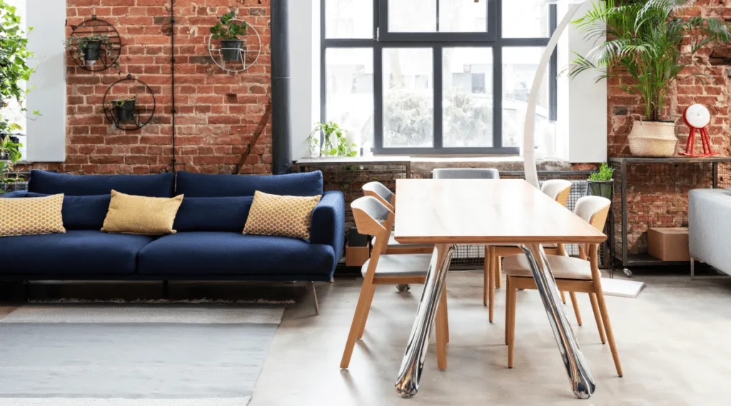 Jakie krzesła najlepiej pasują do granatowej kanapy w salonie? Sprawdź!