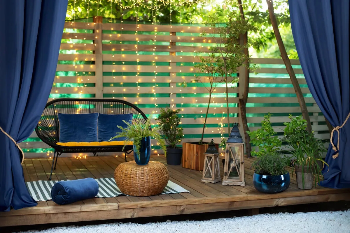 Jak skutecznie zasłonić okno w altanie? Praktyczne i estetyczne rozwiązania