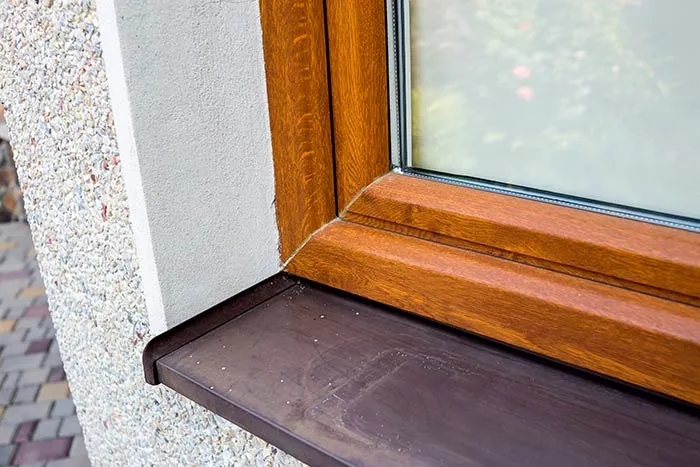 Czym uszczelnić połączenie okna z parapetem, aby uniknąć strat ciepła?