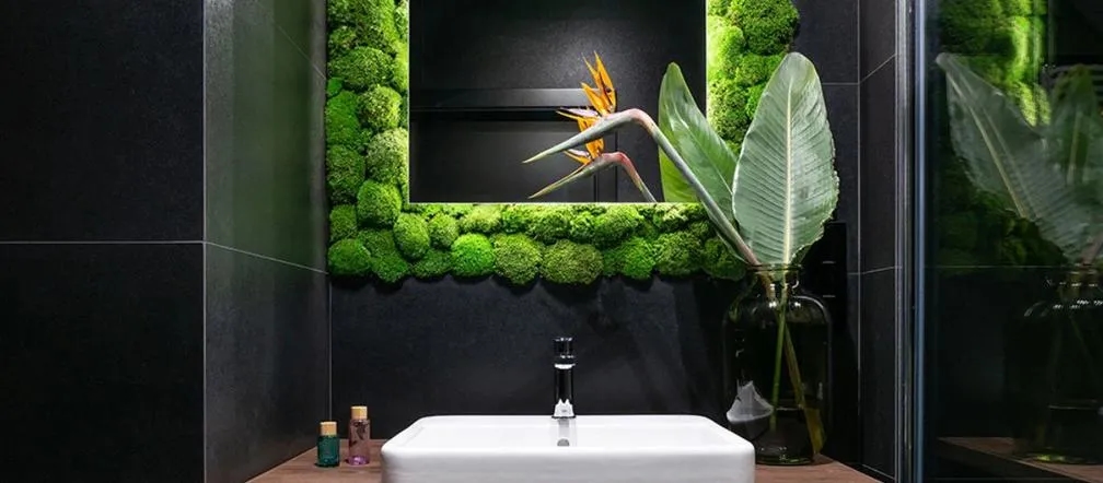 Jakie kwiatki wybrać do ciemnej łazienki? Rośliny, które przetrwają cień.