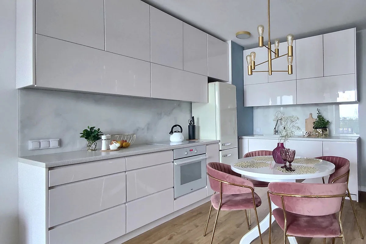 Jak ukryć kontakty w kuchni i poprawić estetykę przestrzeni