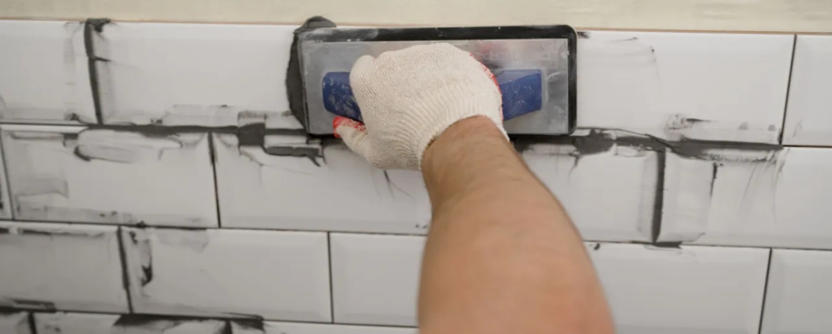 Jakie fugi do kuchni wybrać, by uniknąć problemów z wilgocią?