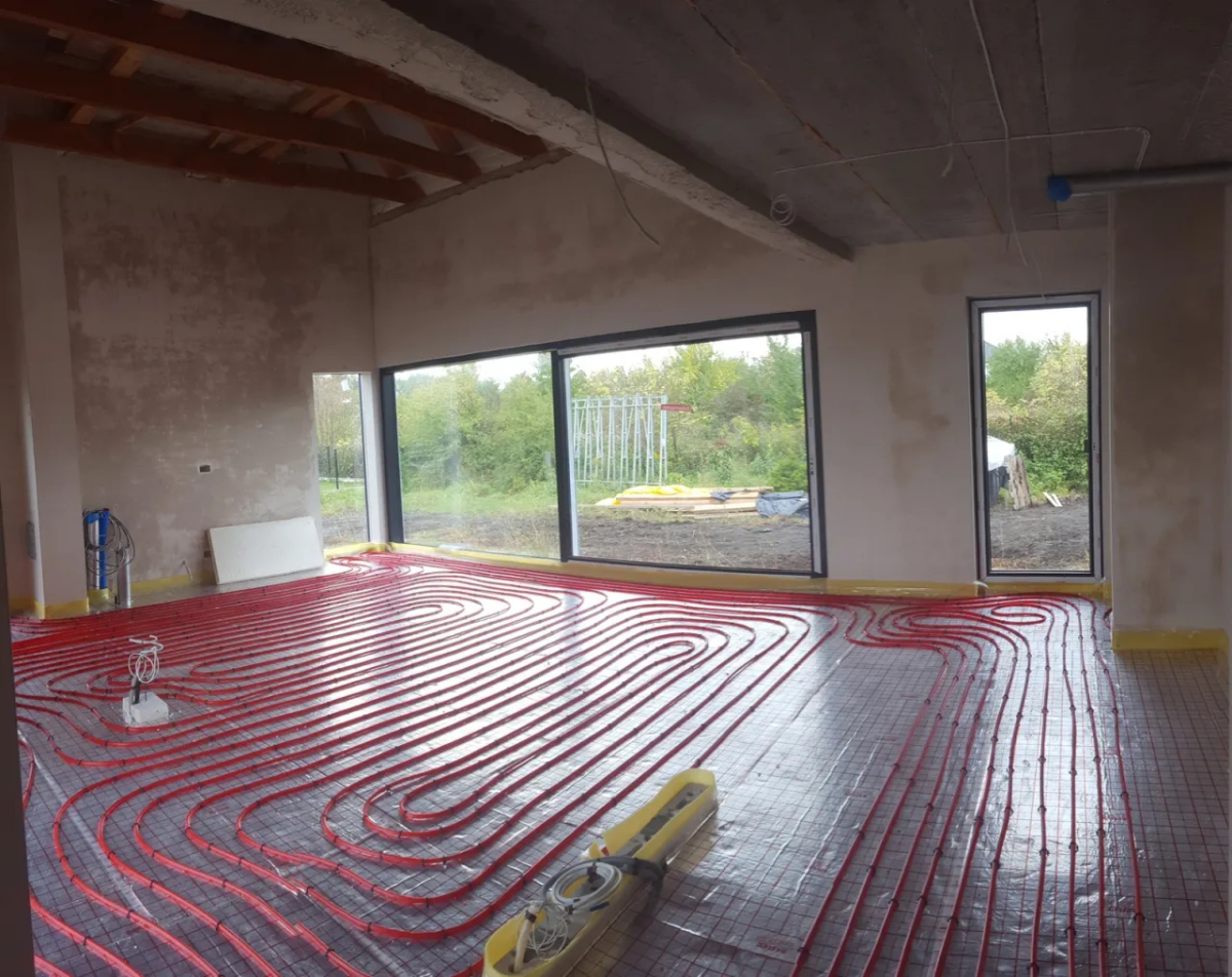 Co na ogrzewanie podłogowe w salonie? Wybierz najlepsze materiały i rozwiązania